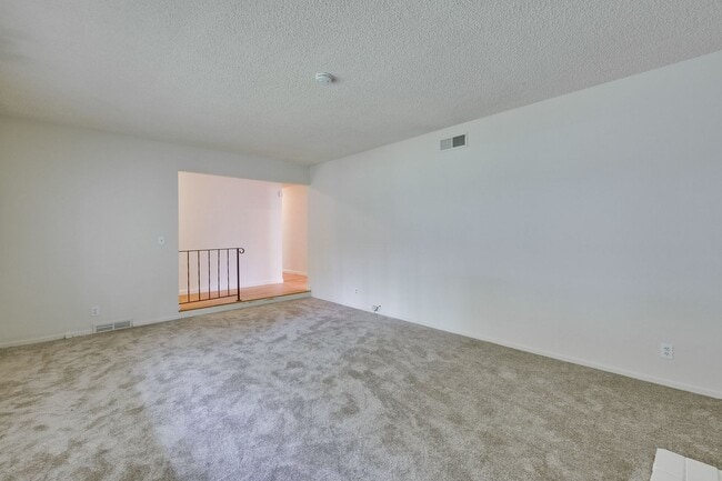 Building Photo - Nicely Refreshed Single Story 4 BR/2BA Gre...