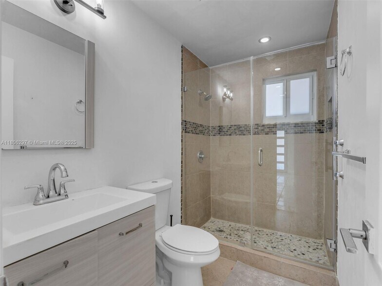 Building Photo - 1811 SW 97th Ter