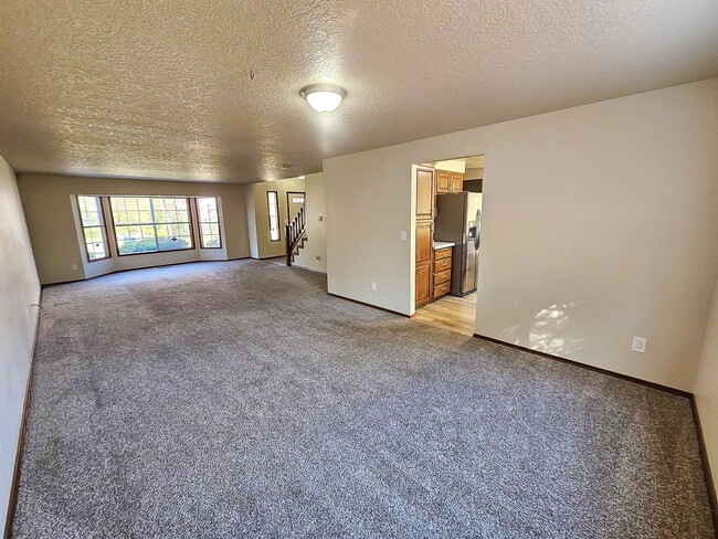 Building Photo - Spacious 2467 sq ft 4 Bedroom 2.5 Bath hom...