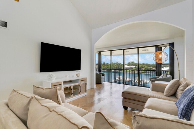 Building Photo - 543 Bay Colony Dr N