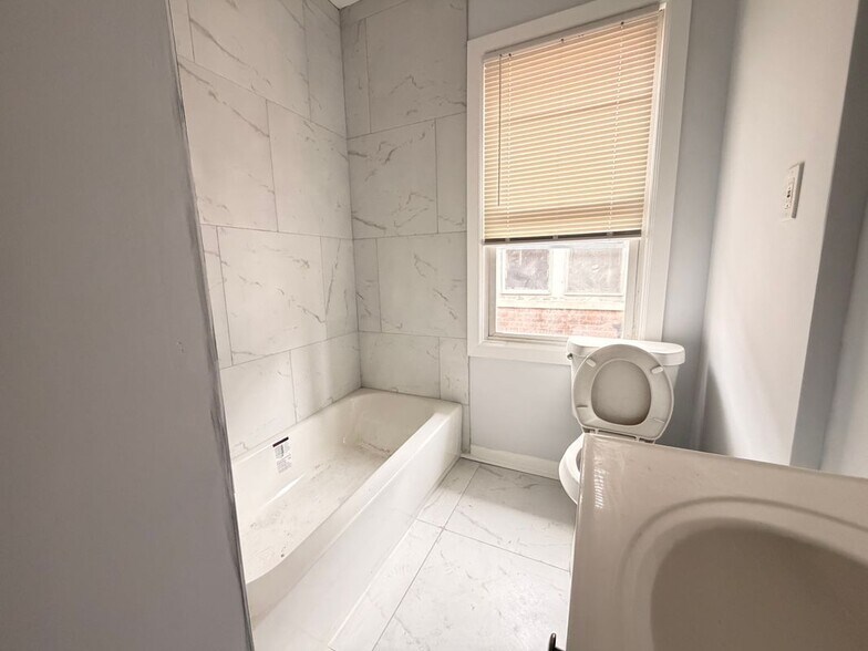 Building Photo - 3259 Cortland St