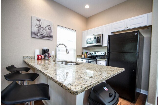 Building Photo - Renovated 1BR/1BA Downtown Home