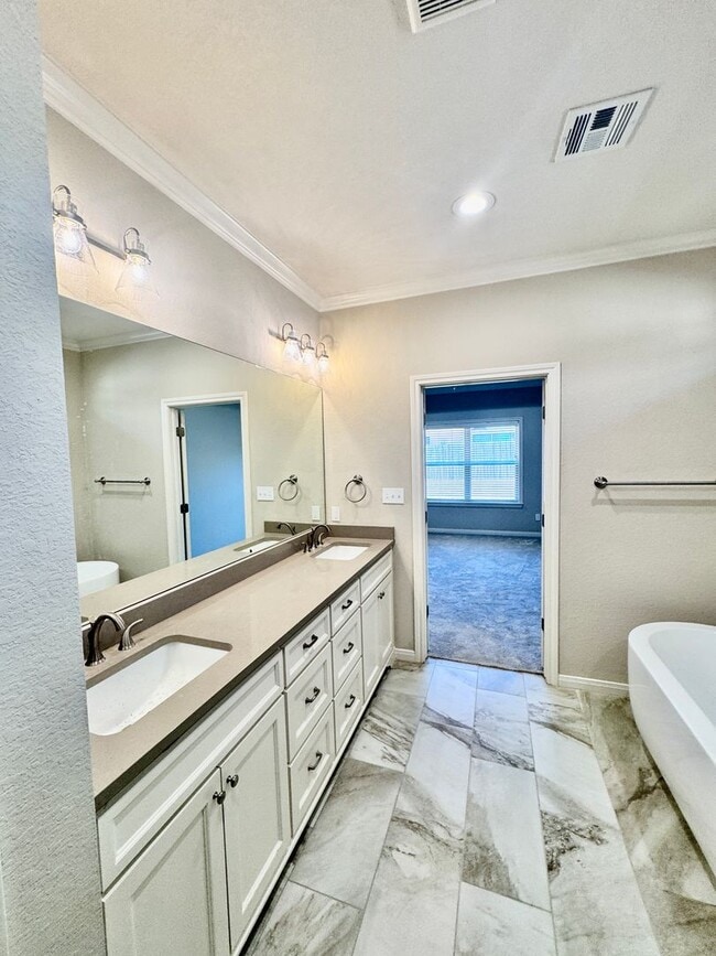 Building Photo - 4/2 Creekside Home