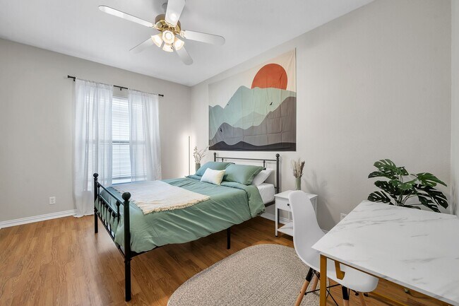 Building Photo - 1425 E James St