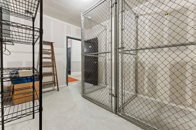 Building Photo - 3-bedroom 2 bath condo with a balcony in s...