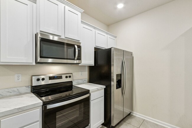 Building Photo - Nearly New 2BR/2.5BA Townhome – Great Loca...
