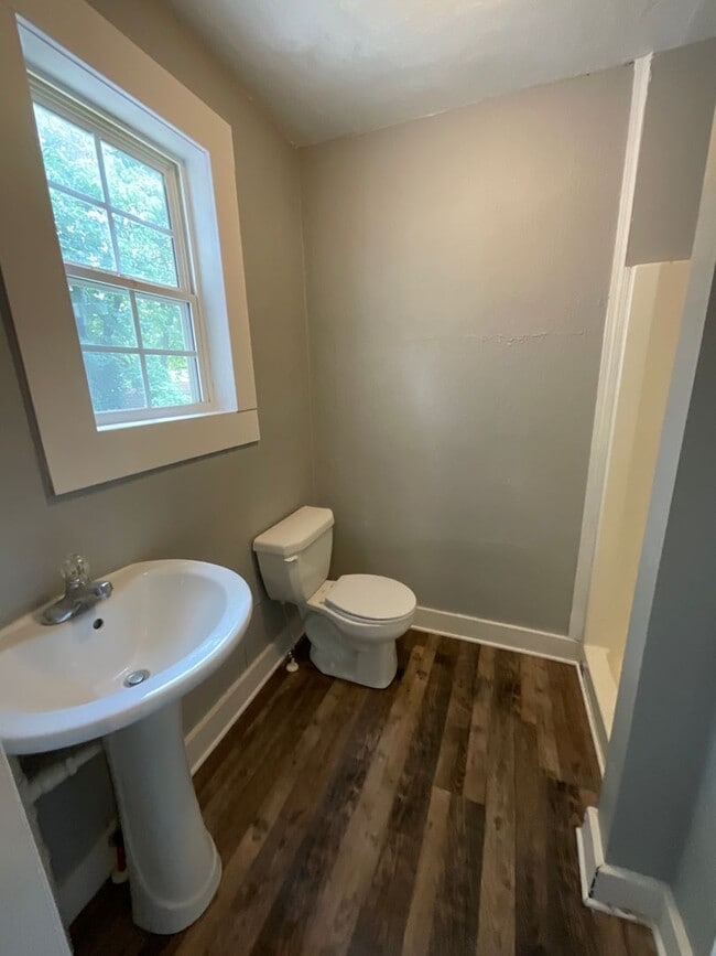 Building Photo - 1 bedroom/ bath duplex