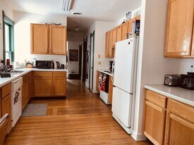 Building Photo - 817 E Johnson St