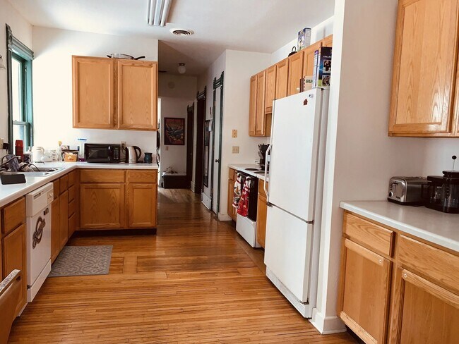 Building Photo - 817 E Johnson St