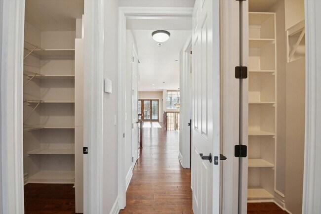 Building Photo - 934 W Huron St