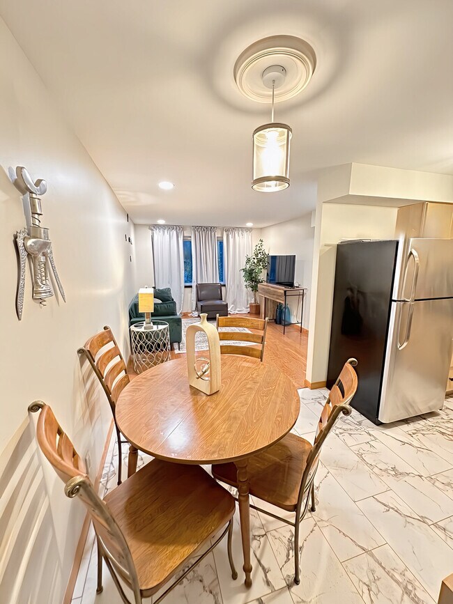 Building Photo - 5847 Sunshine Dr