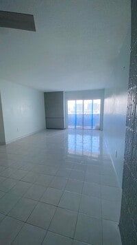 Building Photo - 400 Kings Point Dr