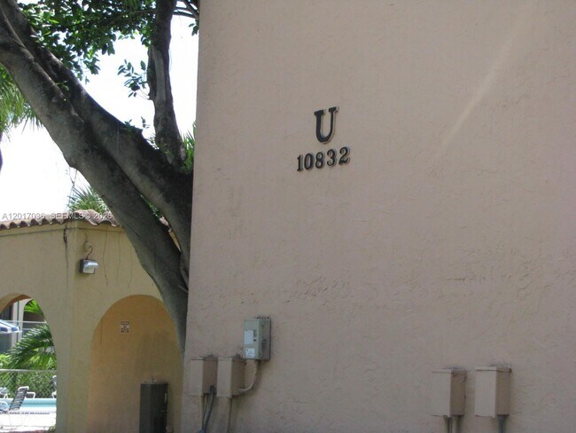 Building Photo - 10832 N Kendall Dr