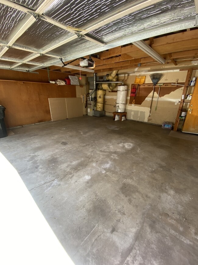 Building Photo - 924 Linda Ave