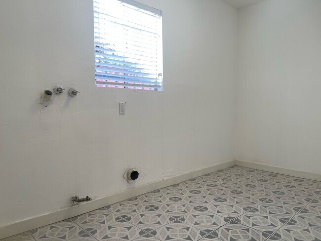 Building Photo - ARLETA