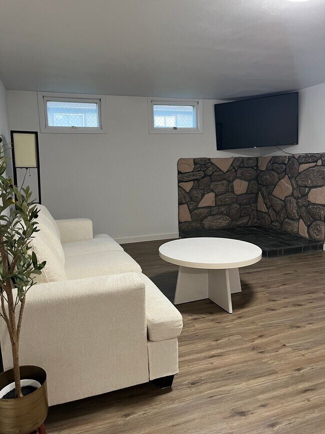 Building Photo - 2 Bed 1 Bath furnished