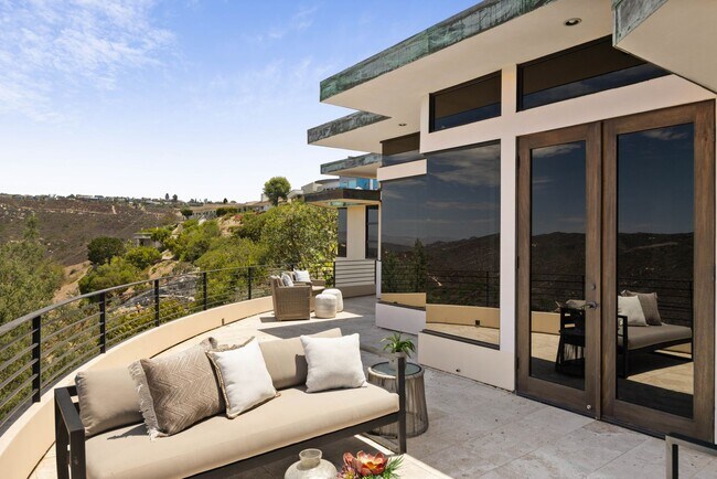 Building Photo - 1505 Skyline Dr
