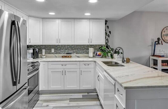 Building Photo - 661 Poinsettia Ave