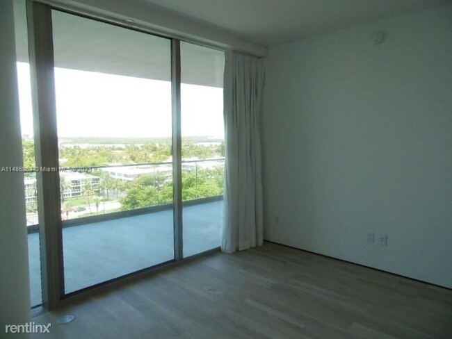 Building Photo - 2 br, 2.5 bath Condo - 10203 Collins Ave U...