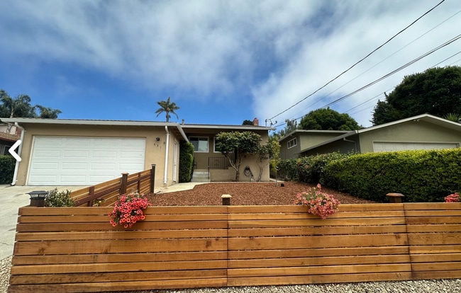 Primary Photo - Coastal Living 3 bedroom home in the heart...