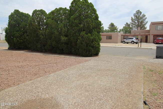 Building Photo - 10711 Ivanhoe Dr