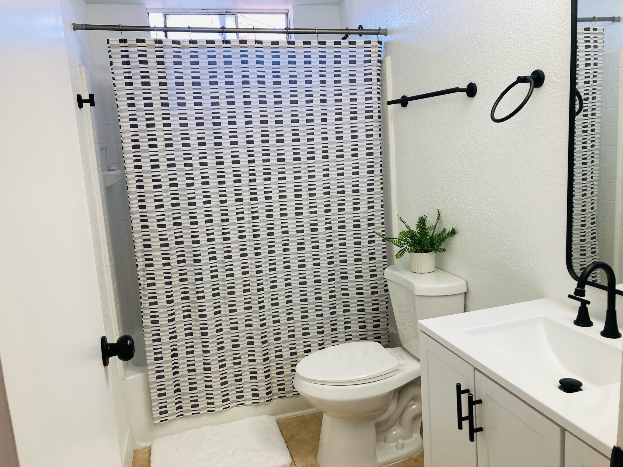 Building Photo - 3909 Montebello Ave