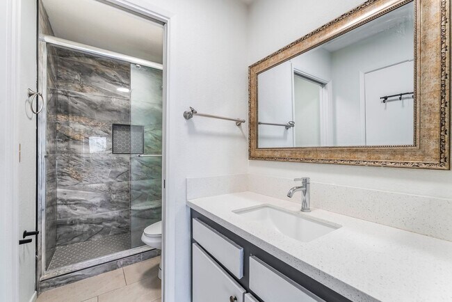 Building Photo - Immaculate two story townhome style condo ...
