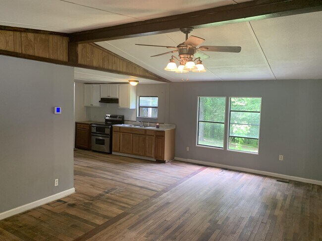 Building Photo - 6806 Skyview Dr SE