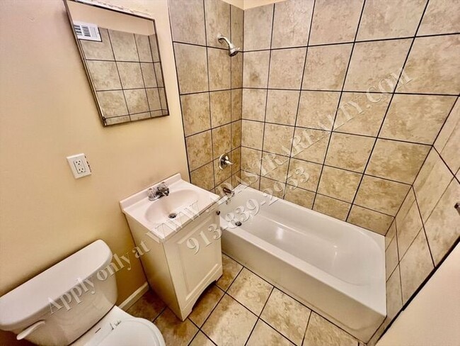 Building Photo - Like New 2 Bed 1 Bath Duplex in Grandview-Available NOW!!