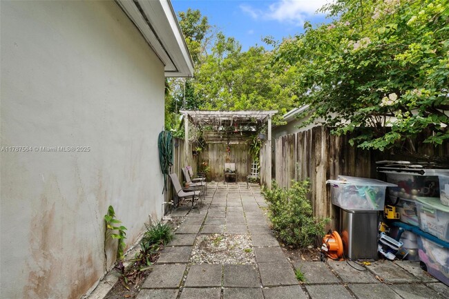 Building Photo - 2280 SW 16th Ct