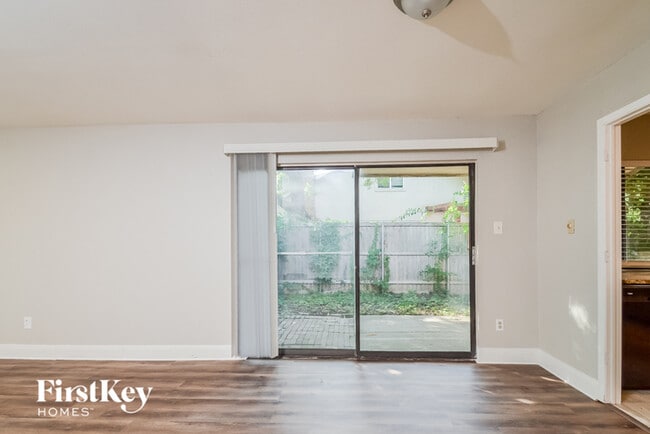 Building Photo - 3004 Charter Oak Dr