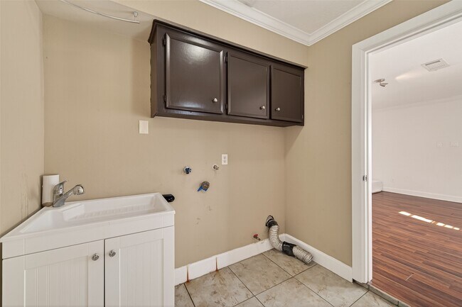 Building Photo - 11414 Meadow Lake Dr