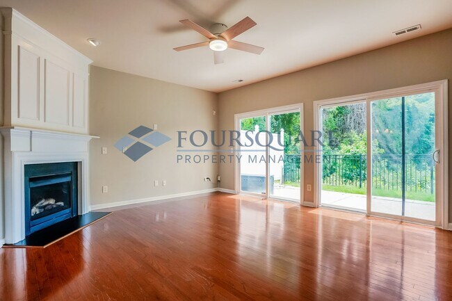 Building Photo - Townhome |Fenced Back Patio with Privacy F...