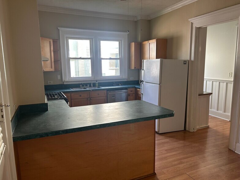 Kitchen - 229 N Lowell Ave