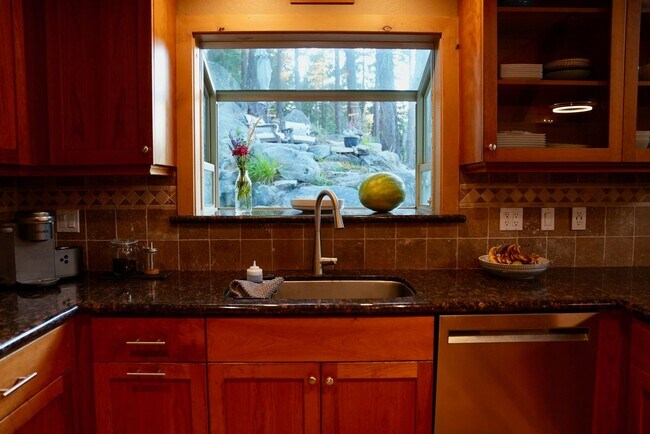 Building Photo - Nice house in Stateline available September 1st!