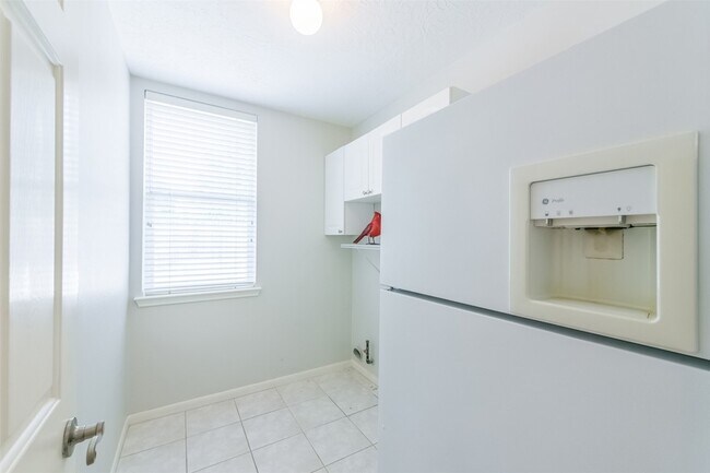 Building Photo - 14610 Farrawood Dr