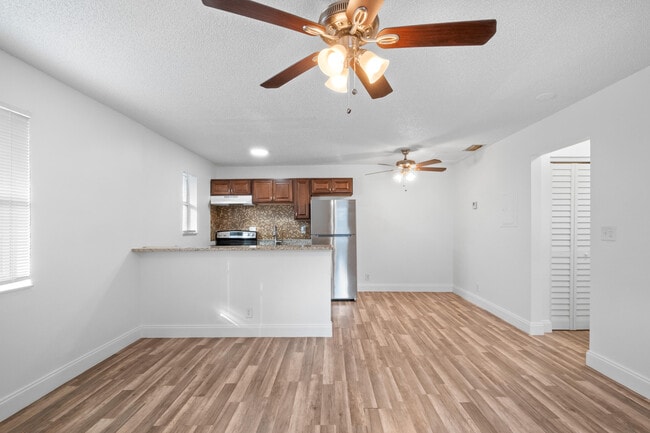 Building Photo - 818 NE 14th Pl