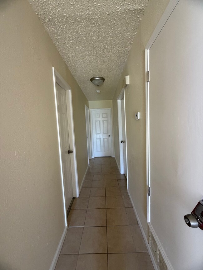 Building Photo - 323 Moss Hill Dr