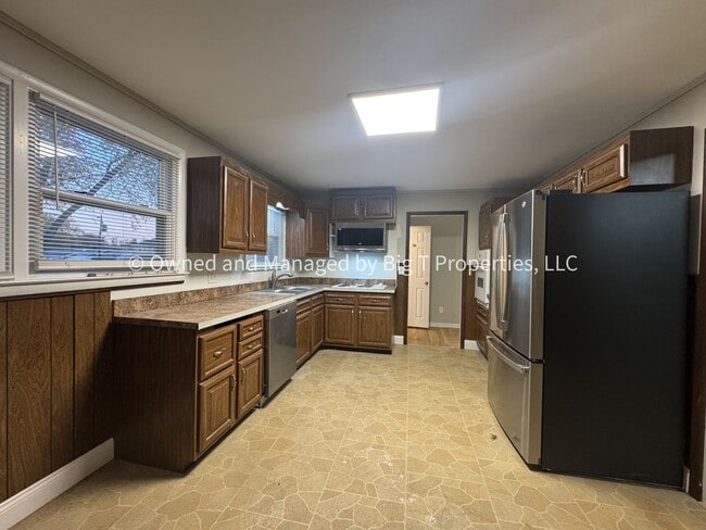 Building Photo - Cute ranch house with huge fenced yard