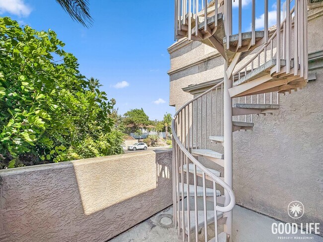 Building Photo - Great 2B/2.5BA Townhouse in PB with Roofto...