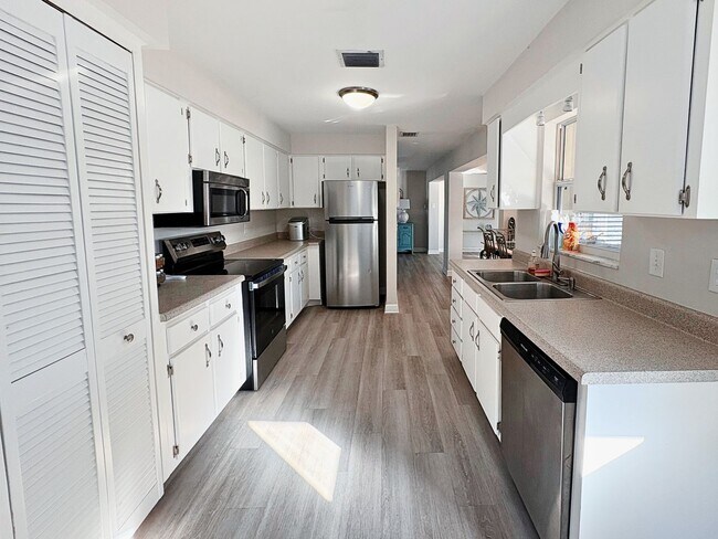 Building Photo - Spacious 3BR Home with Garage, Fenced Yard & Covered Patio in Seminole