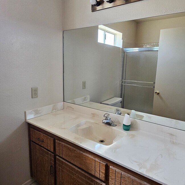 Building Photo - 3 bedroom corner unit for rent