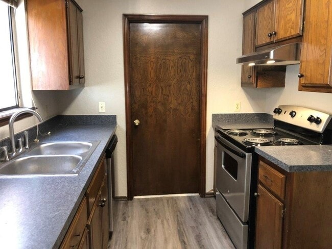 Building Photo - Moore Schools! 2 bed, 2 full baths, garage...