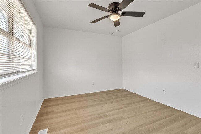 Building Photo - 9800 Willow Wind Dr