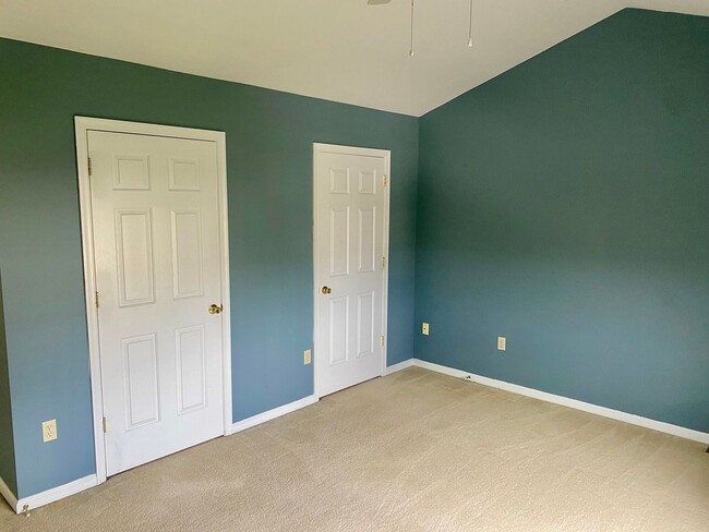 Building Photo - 3 Bedrooms - 2 Full & 1 Half Bath Townhous...