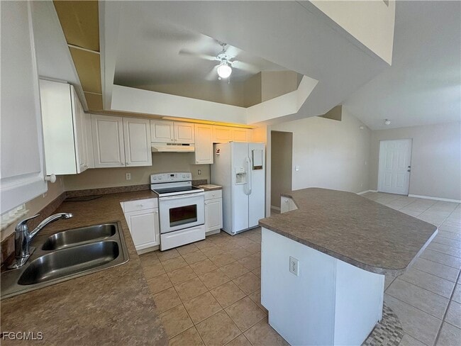 Building Photo - 4411 SW 9th Ave