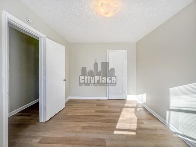 Building Photo - 2121 N Catherwood Ave