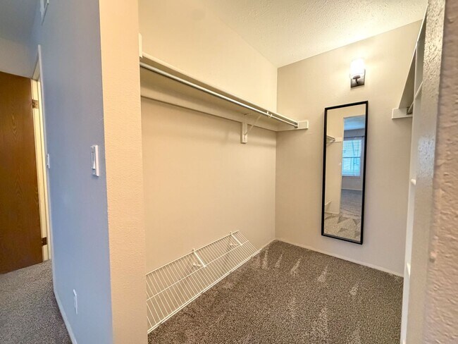 Building Photo - Move-in Incentive!