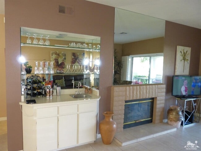 Building Photo - 221 Vista Royale Cir W
