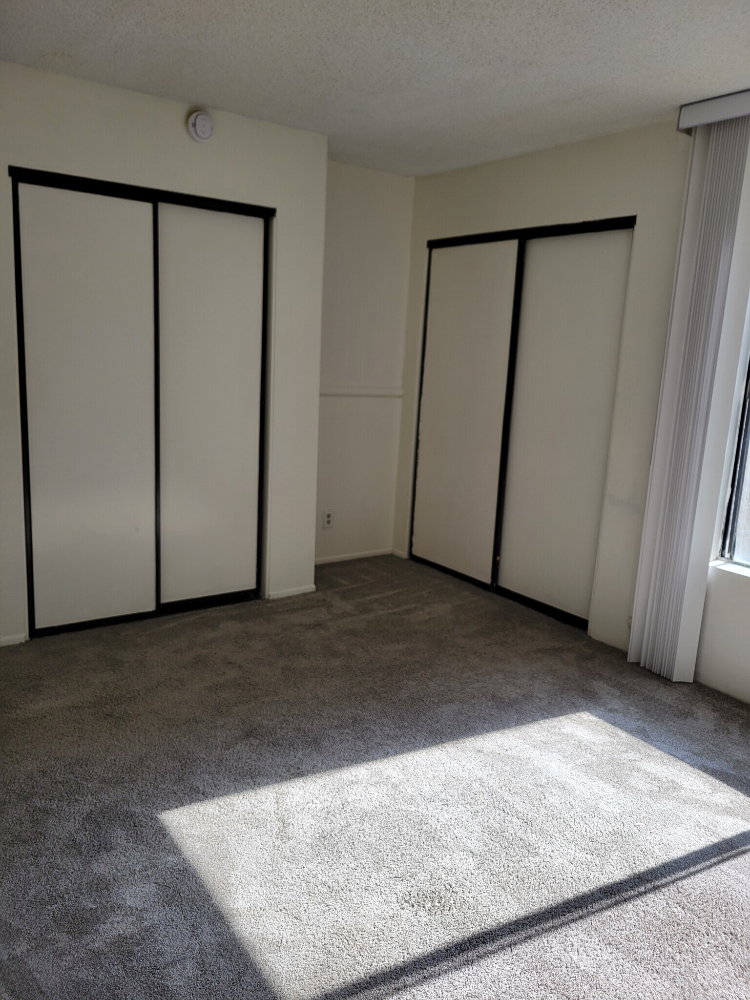 Building Photo - 849 E Victoria St